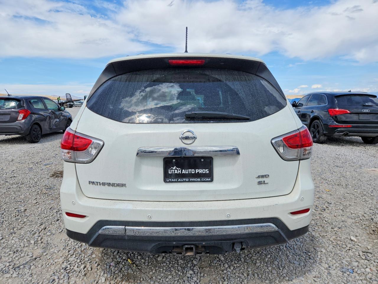 2014 Nissan Pathfinder S White vin: 5N1AR2MM2EC612110