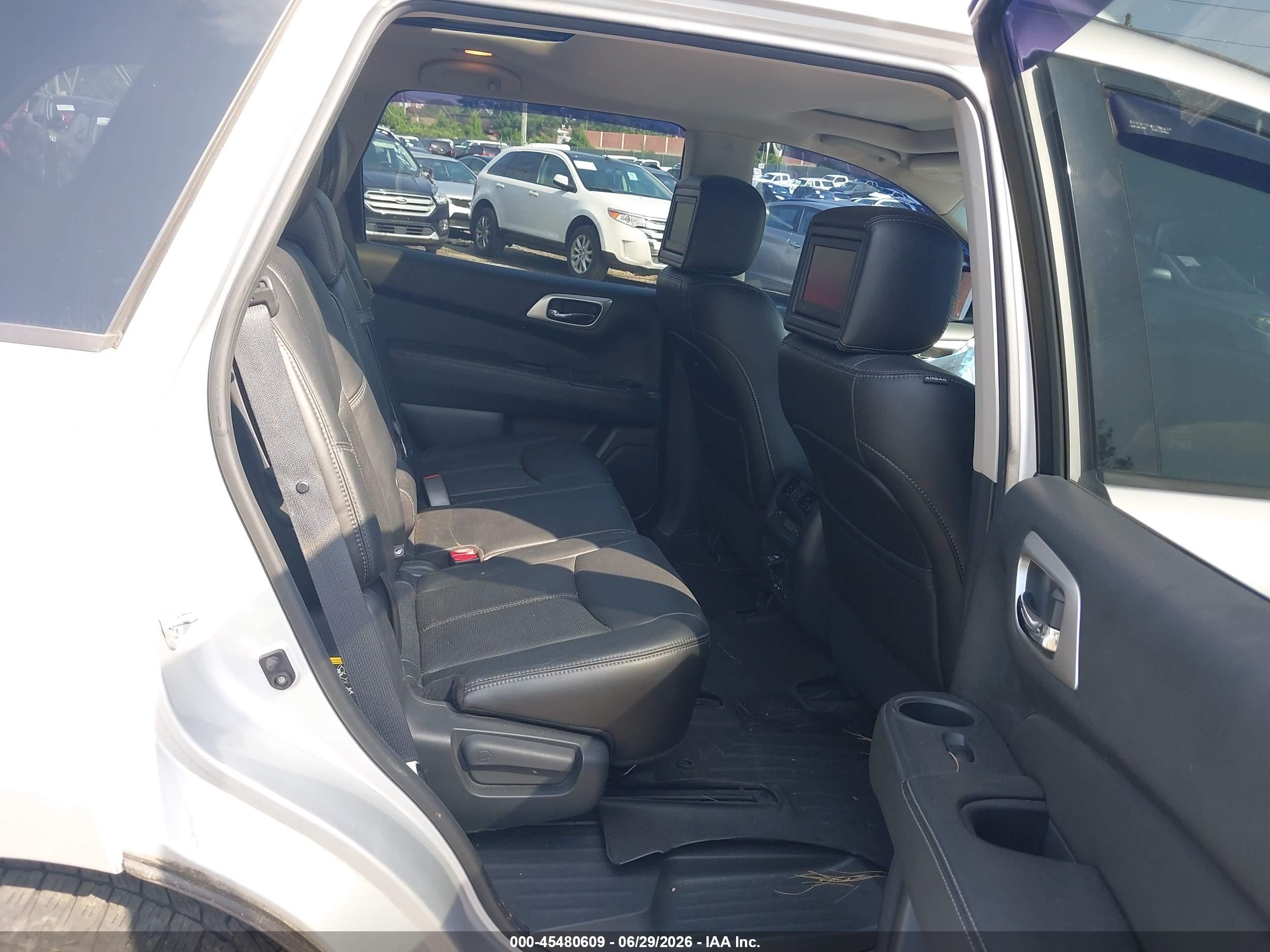 2014 Nissan Pathfinder Platinum Silver vin: 5N1AR2MM2EC684523