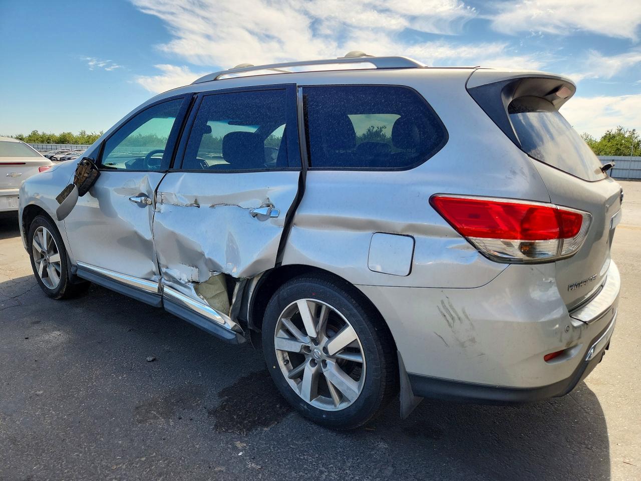 2014 Nissan Pathfinder S Silver vin: 5N1AR2MM2EC713762