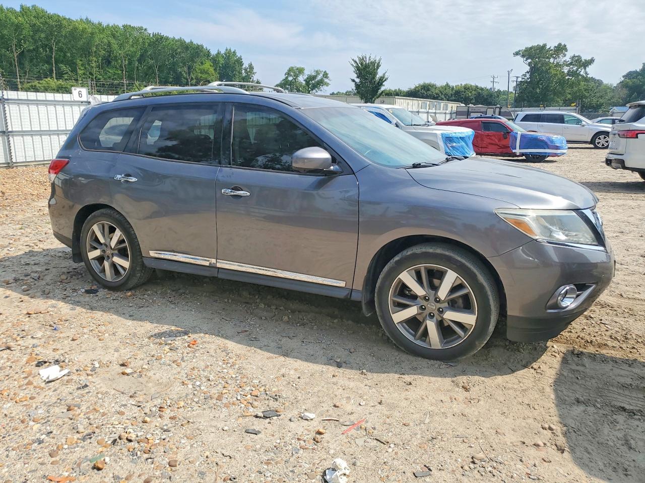 2015 Nissan Pathfinder S Silver vin: 5N1AR2MM2FC637588
