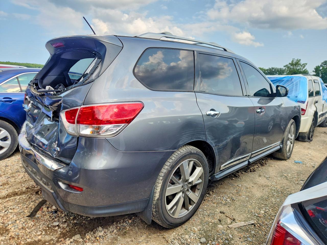 2015 Nissan Pathfinder S Silver vin: 5N1AR2MM2FC637588
