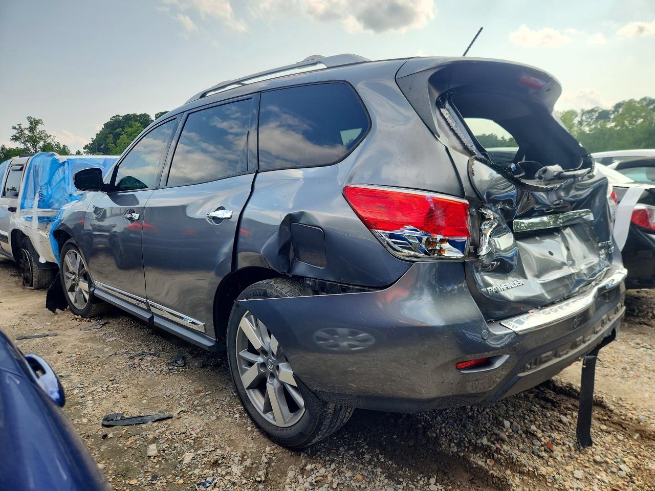 2015 Nissan Pathfinder S Silver vin: 5N1AR2MM2FC637588