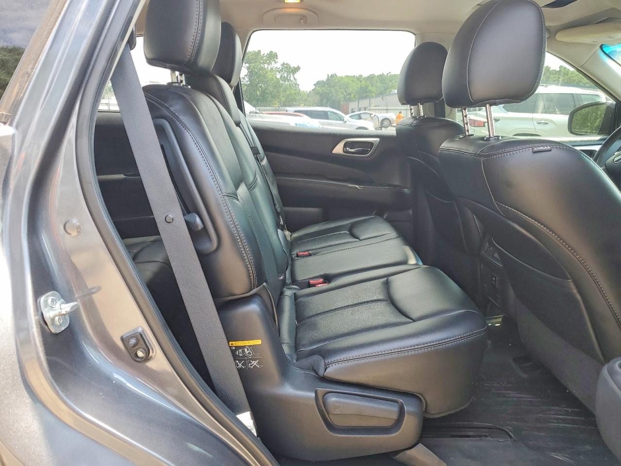 2015 Nissan Pathfinder S Silver vin: 5N1AR2MM2FC637588