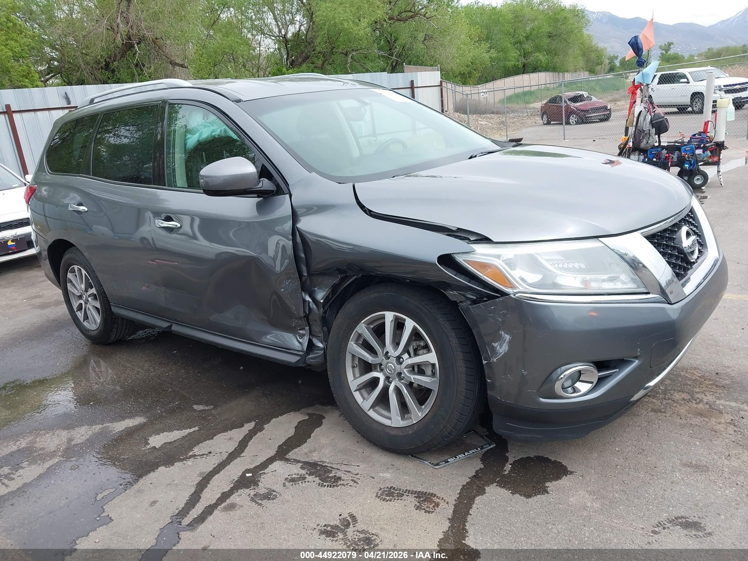 2015 Nissan Pathfinder   Silver vin: 5N1AR2MM2FC638255