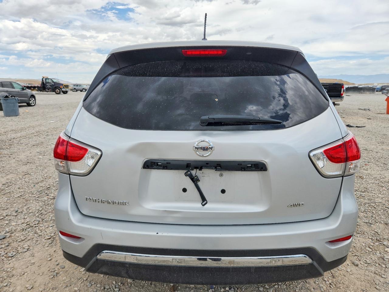 2014 Nissan Pathfinder S Silver vin: 5N1AR2MM3EC664474