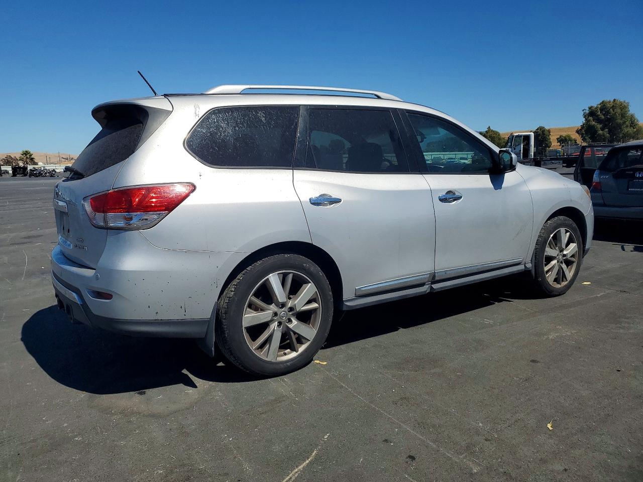 2014 Nissan Pathfinder S Silver vin: 5N1AR2MM3EC672008