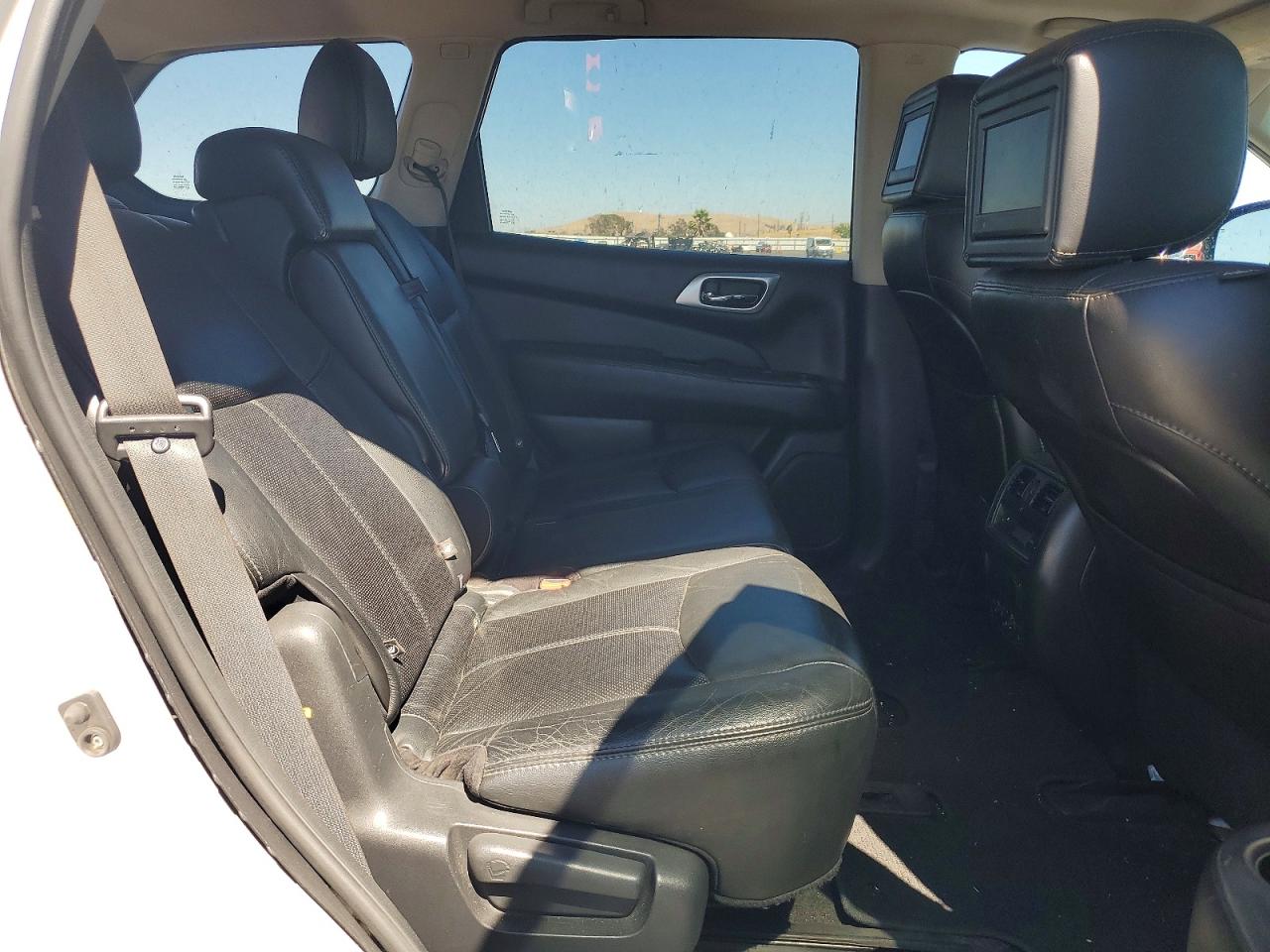 2014 Nissan Pathfinder S Silver vin: 5N1AR2MM3EC672008