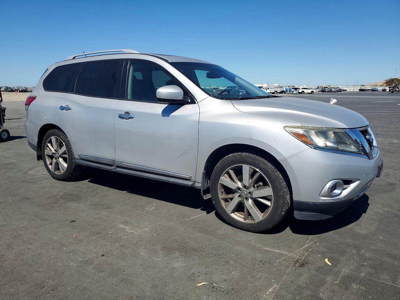 2014 Nissan Pathfinder S Silver vin: 5N1AR2MM3EC672008