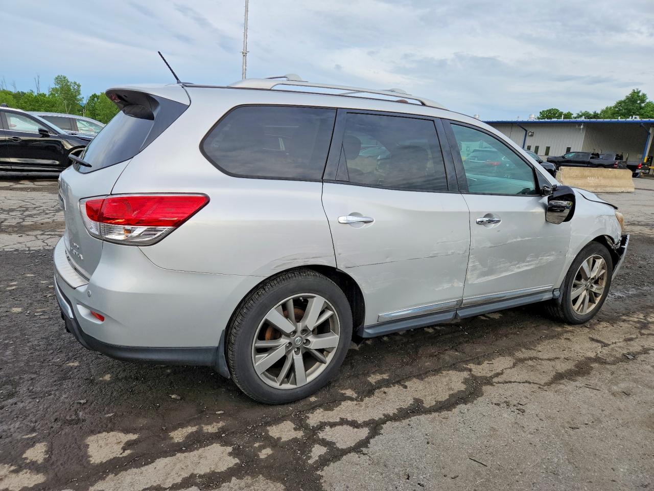 2014 Nissan Pathfinder S Silver vin: 5N1AR2MM3EC690671