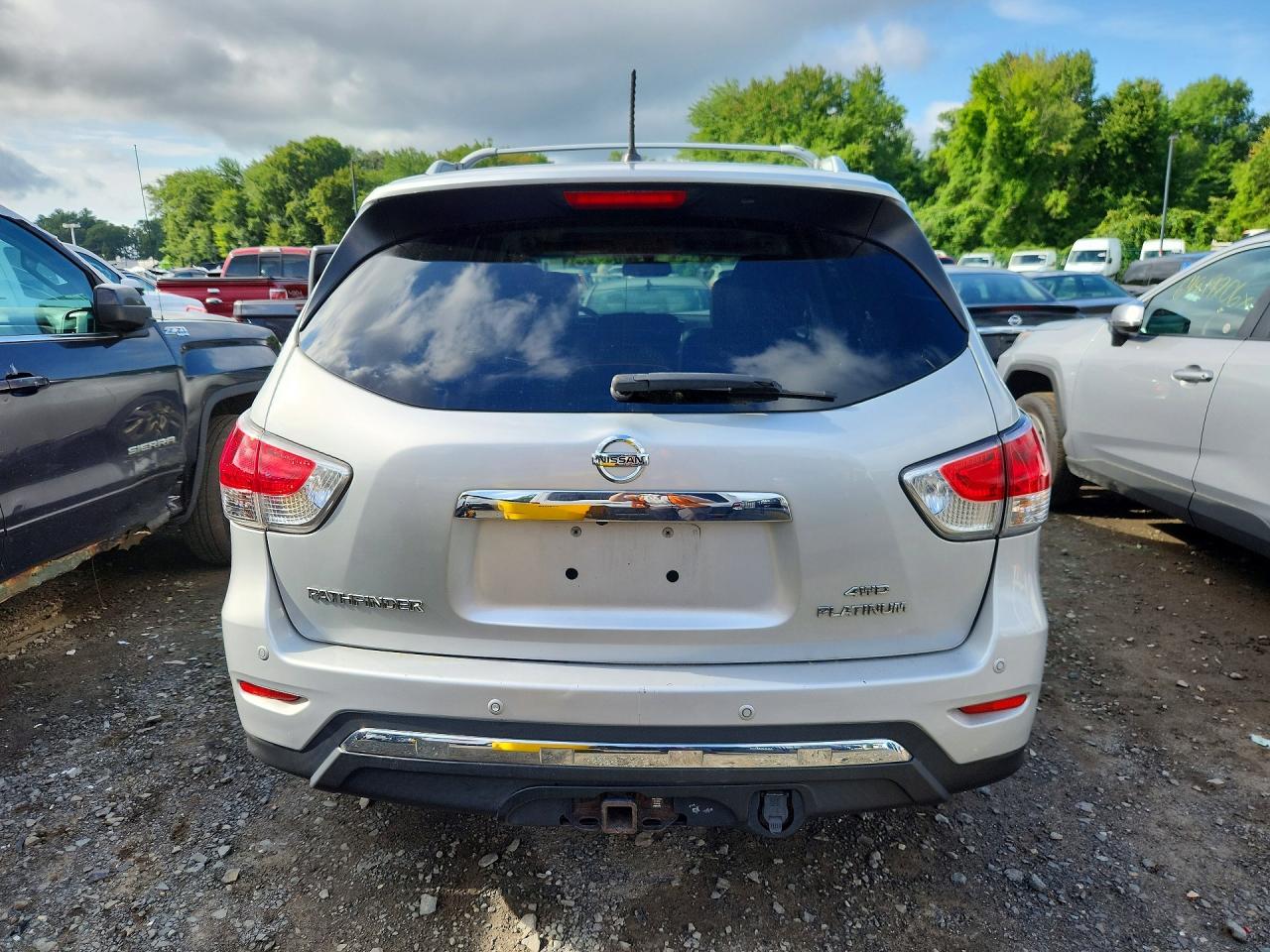 2014 Nissan Pathfinder S Silver vin: 5N1AR2MM3EC735771