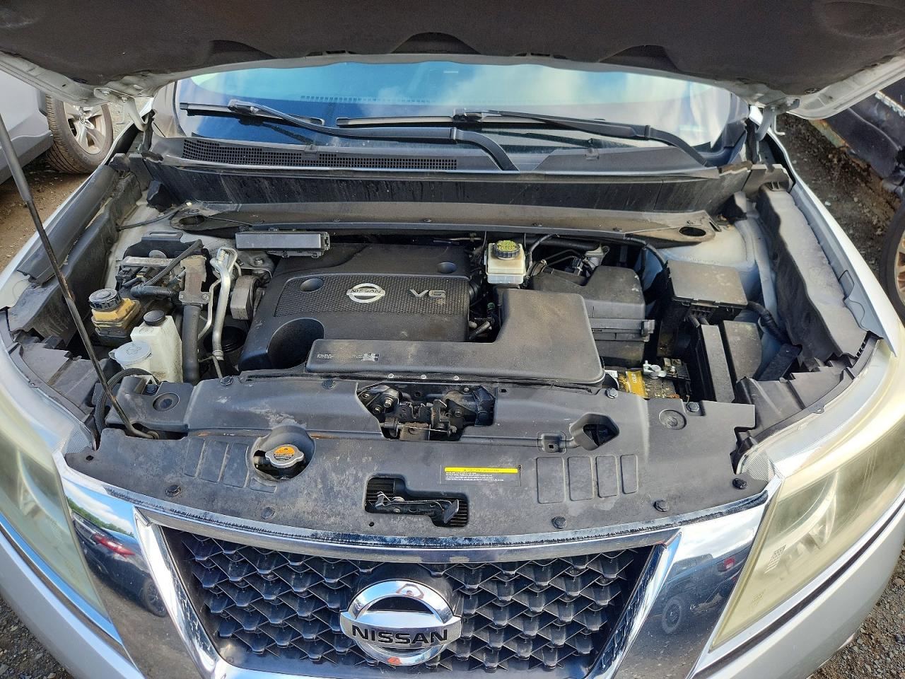 2014 Nissan Pathfinder S Silver vin: 5N1AR2MM3EC735771
