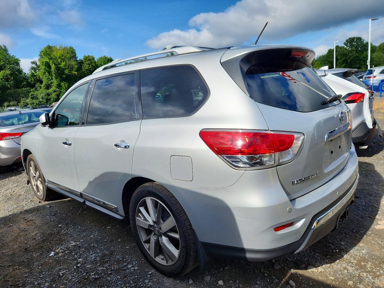 2014 Nissan Pathfinder S Silver vin: 5N1AR2MM3EC735771