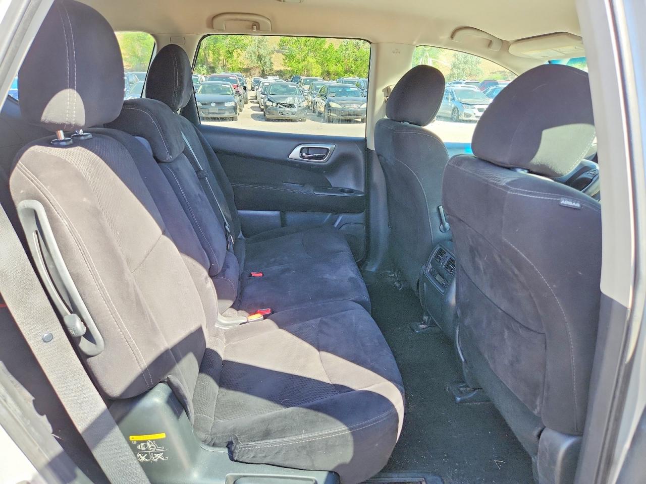 2015 Nissan Pathfinder S Silver vin: 5N1AR2MM3FC623019