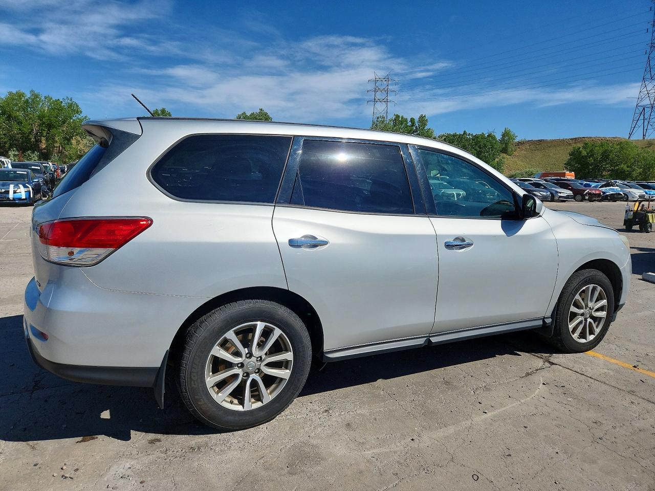 2015 Nissan Pathfinder S Silver vin: 5N1AR2MM3FC623019