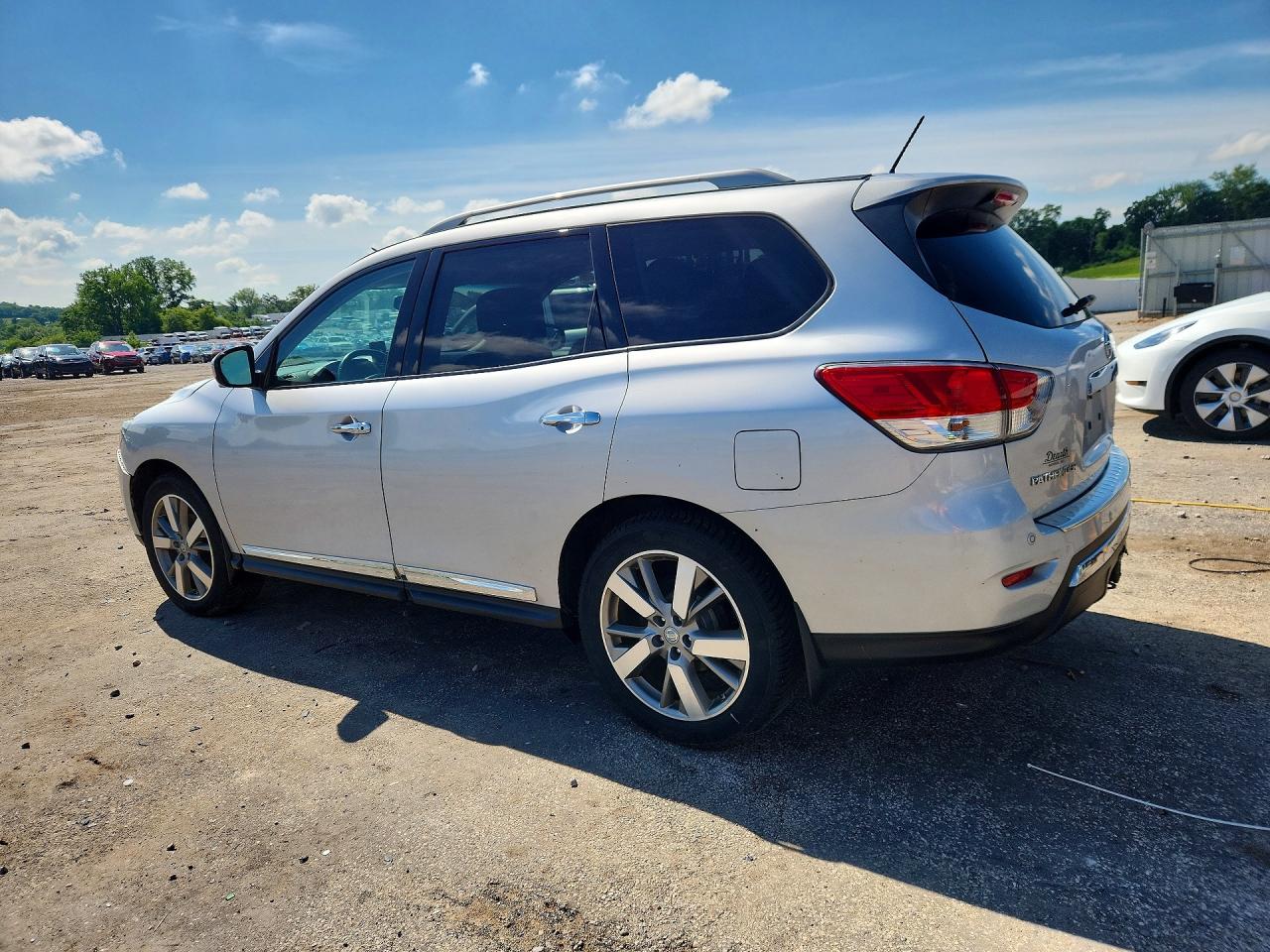 2014 Nissan Pathfinder S Silver vin: 5N1AR2MM4EC617048