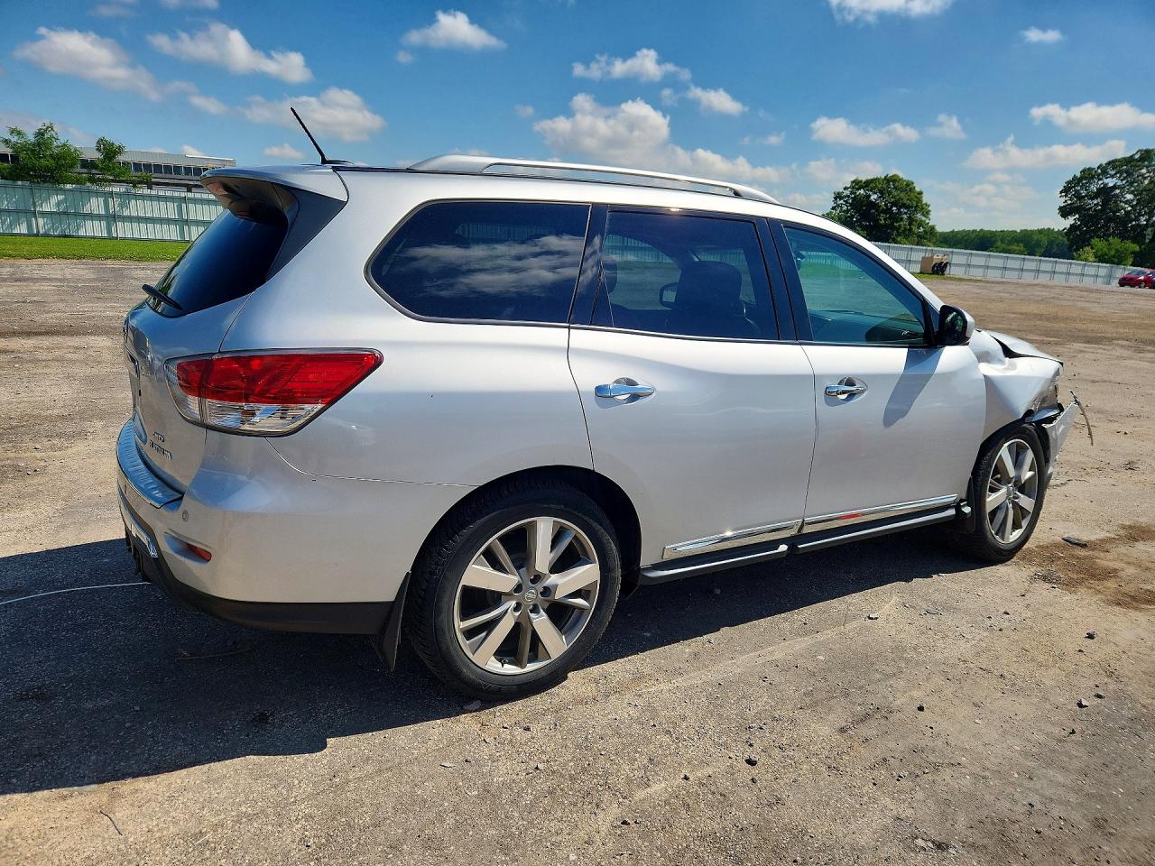 2014 Nissan Pathfinder S Silver vin: 5N1AR2MM4EC617048