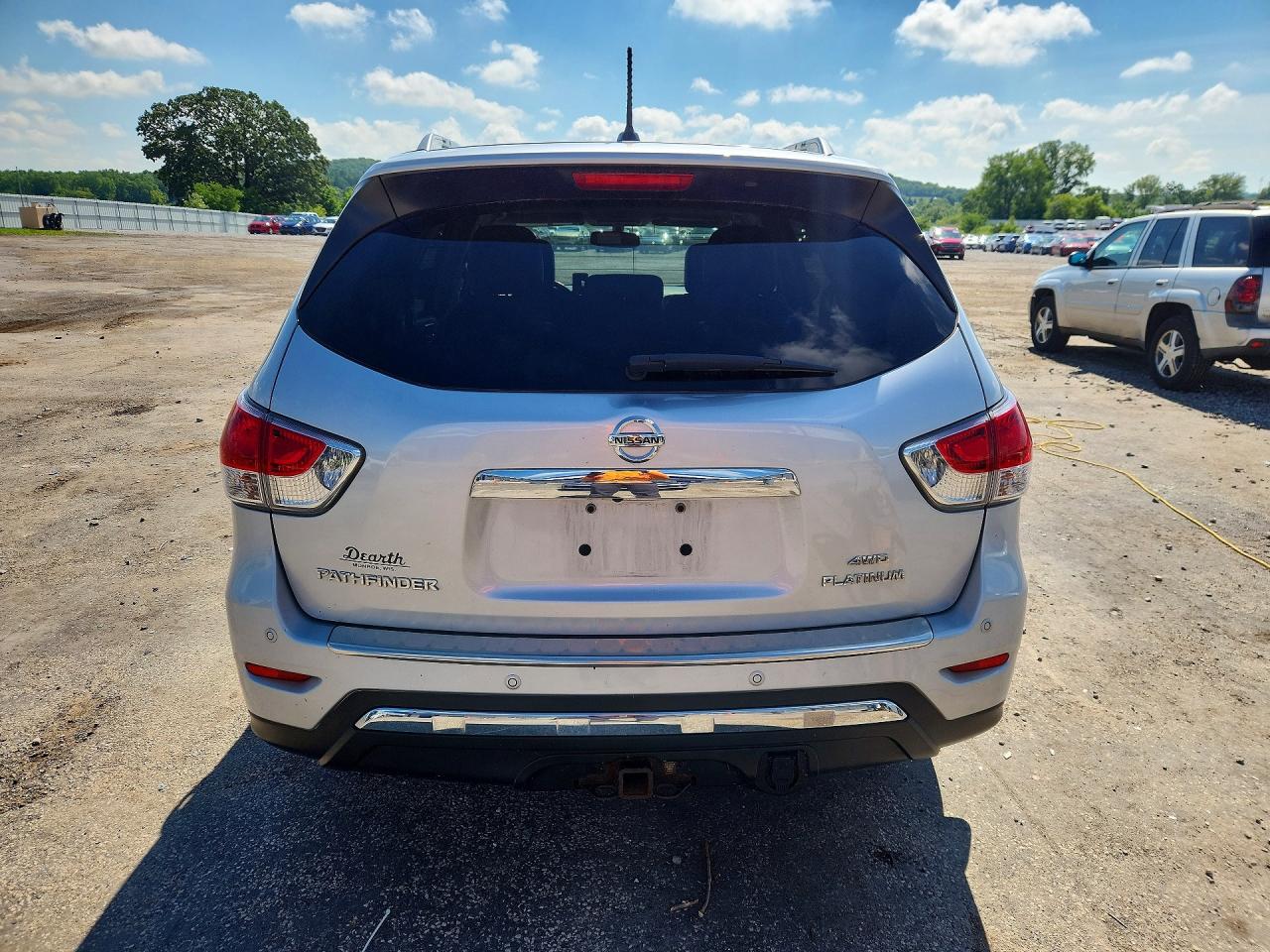 2014 Nissan Pathfinder S Silver vin: 5N1AR2MM4EC617048