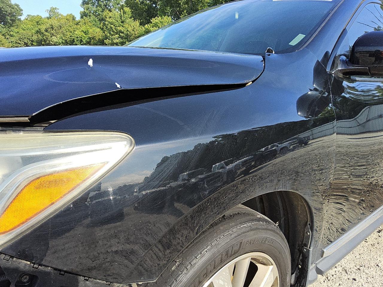 2014 Nissan Pathfinder S Black vin: 5N1AR2MM4EC692641 Damage: Left Front Fender, Multiple Scratches Light, 4