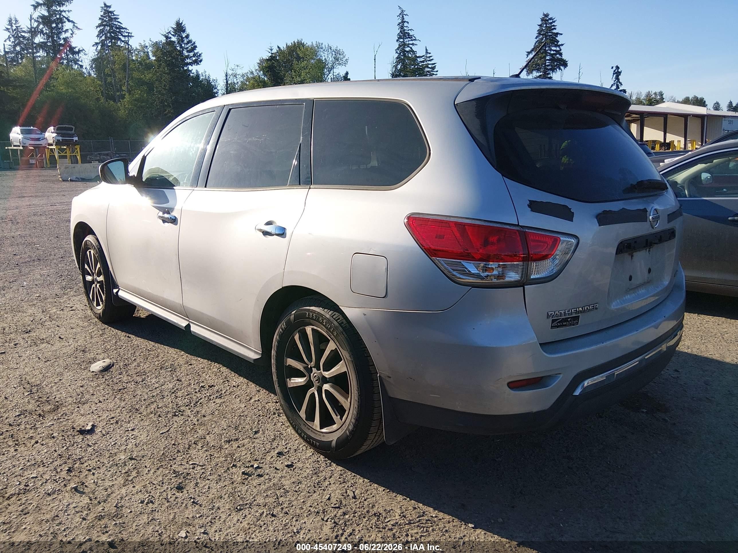 2015 Nissan Pathfinder S Silver vin: 5N1AR2MM4FC620906