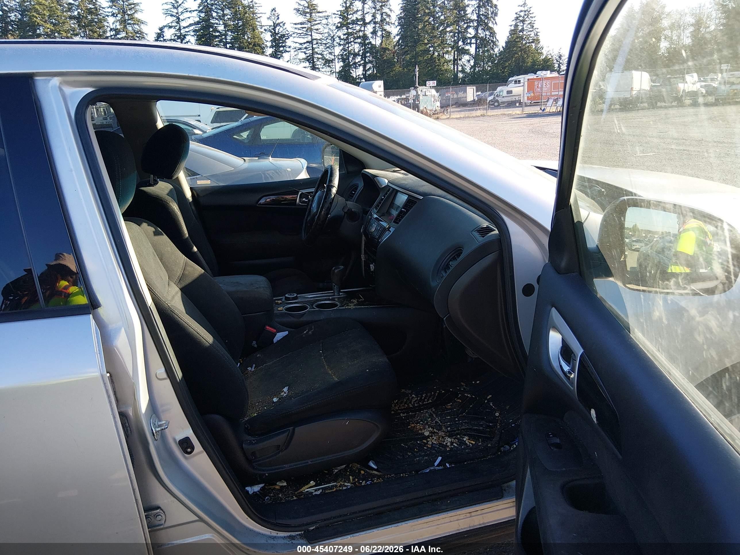 2015 Nissan Pathfinder S Silver vin: 5N1AR2MM4FC620906