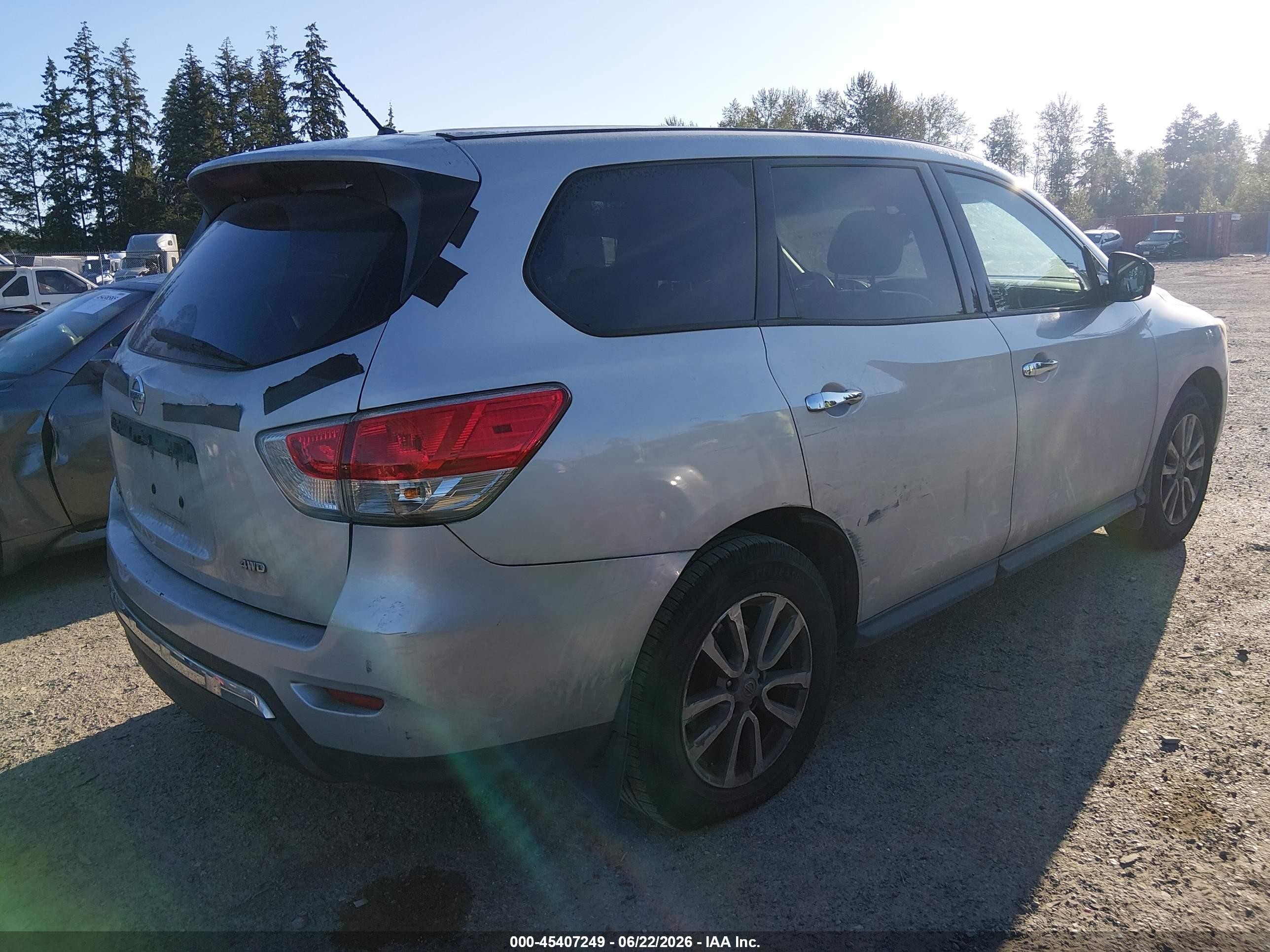 2015 Nissan Pathfinder S Silver vin: 5N1AR2MM4FC620906