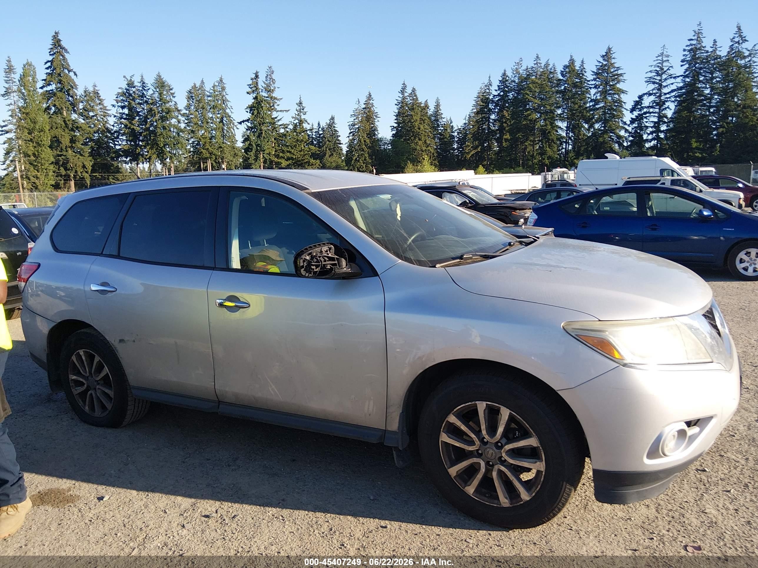 2015 Nissan Pathfinder S Silver vin: 5N1AR2MM4FC620906