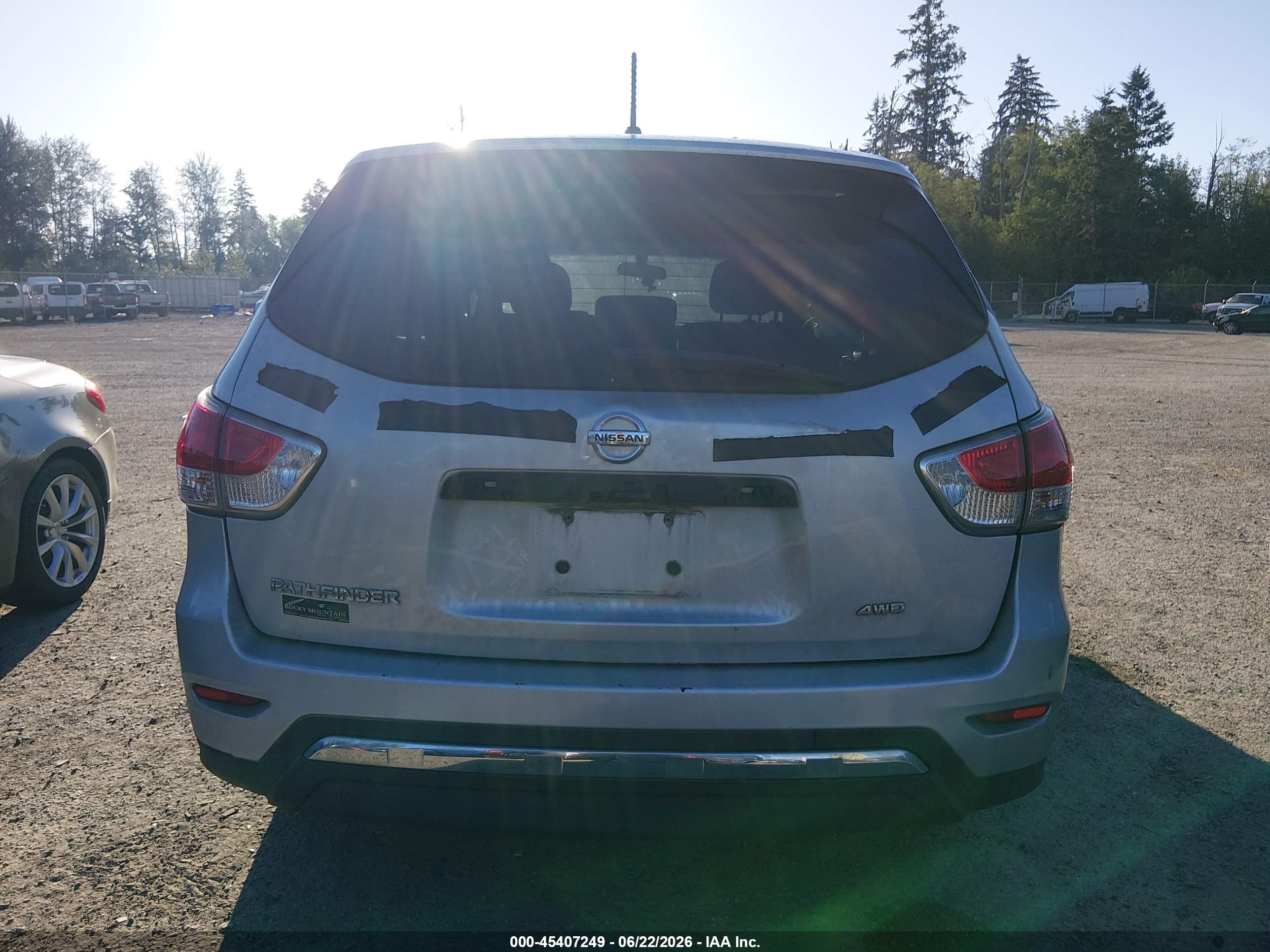 2015 Nissan Pathfinder S Silver vin: 5N1AR2MM4FC620906