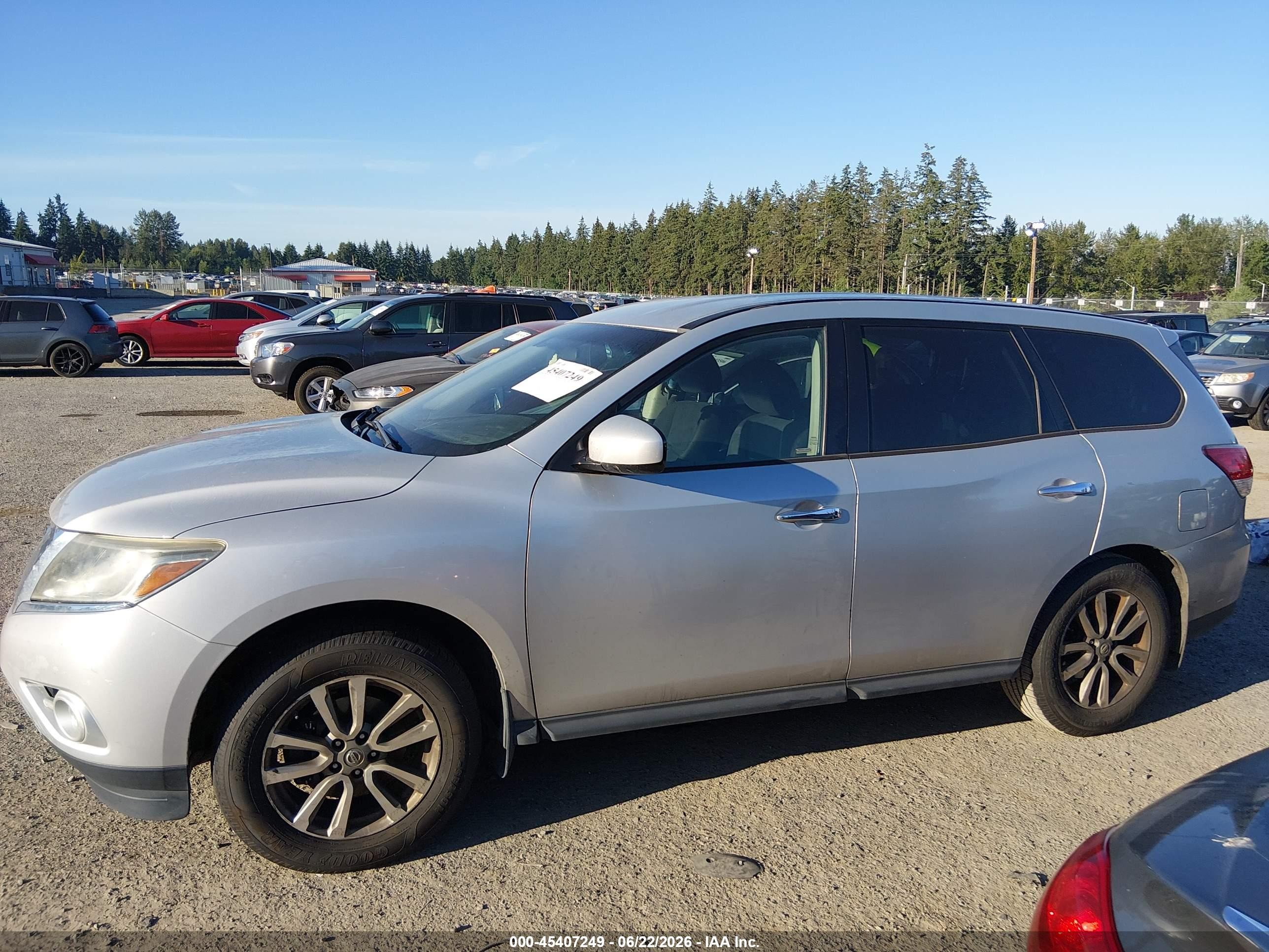 2015 Nissan Pathfinder S Silver vin: 5N1AR2MM4FC620906