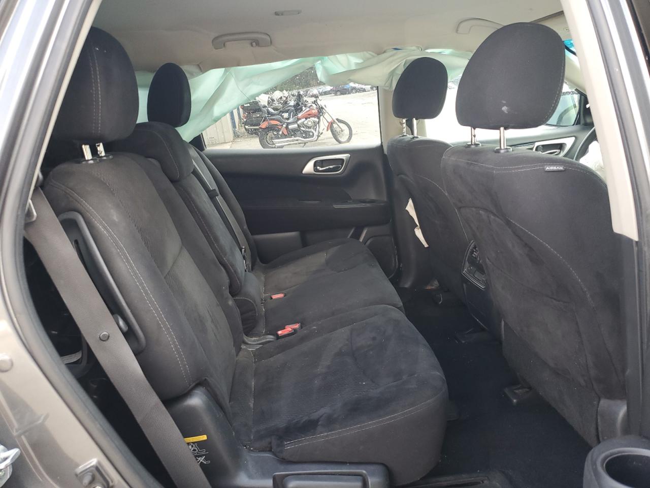 2015 Nissan Pathfinder S Silver vin: 5N1AR2MM4FC718785