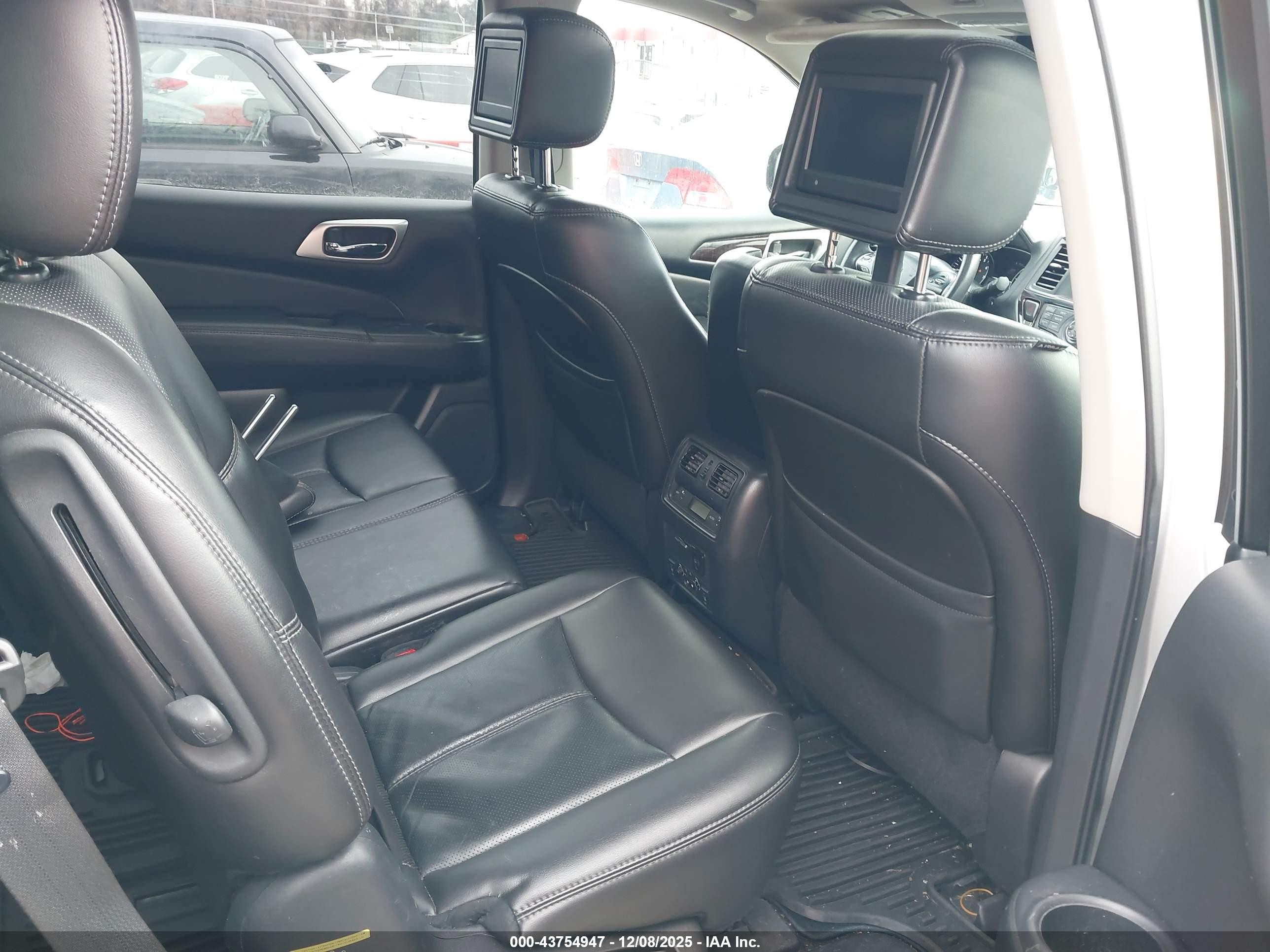2014 Nissan Pathfinder Platinum Серебряный vin: 5N1AR2MM5EC692065