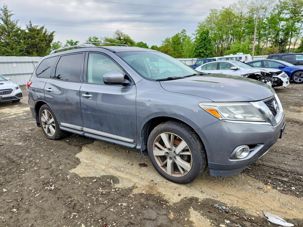 2015 Niss Pathfinder Gray vin: 5N1AR2MM5FC657902