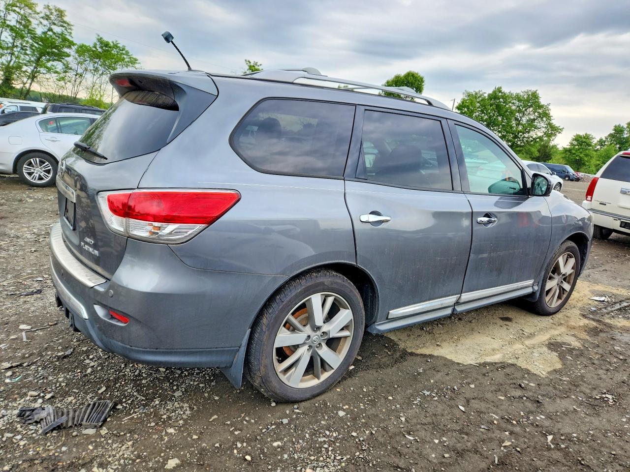 2015 Niss Pathfinder Gray vin: 5N1AR2MM5FC657902
