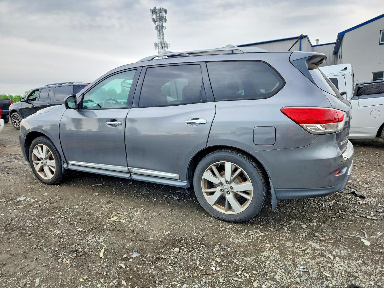 2015 Niss Pathfinder Gray vin: 5N1AR2MM5FC657902