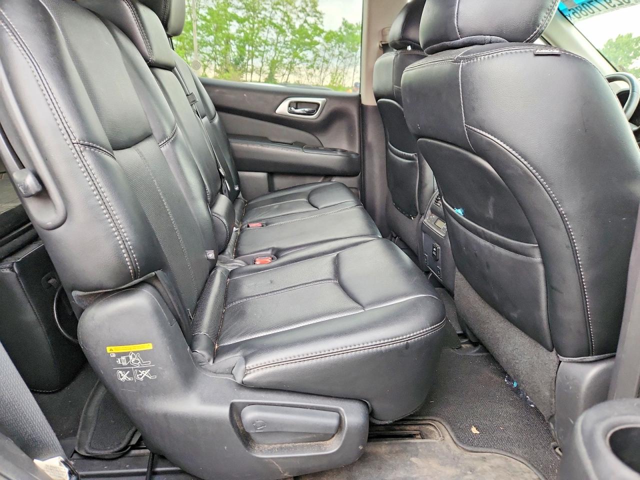 2015 Niss Pathfinder Gray vin: 5N1AR2MM5FC657902