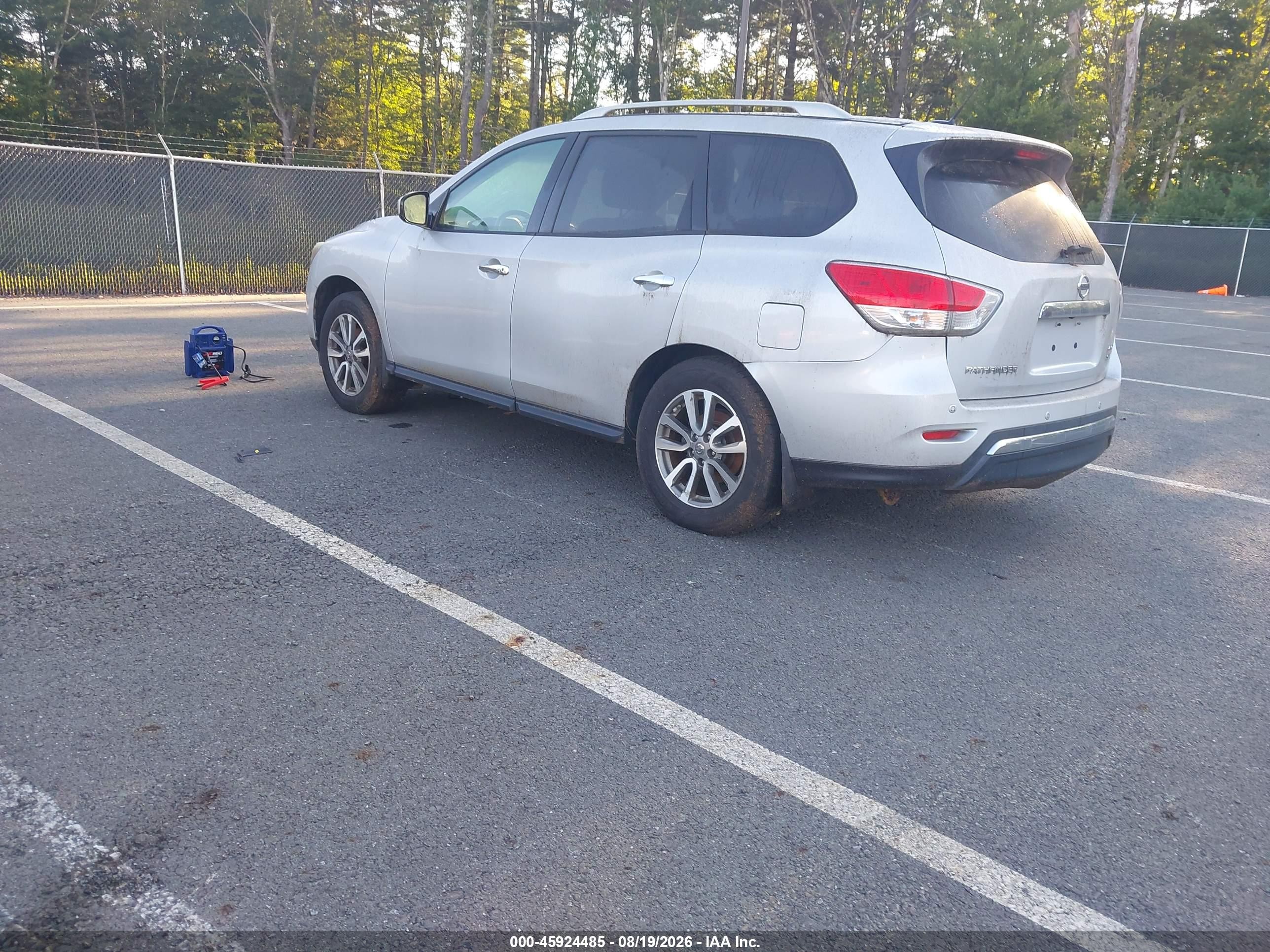 2013 Nissan Pathfinder Sv Silver vin: 5N1AR2MM6DC631936