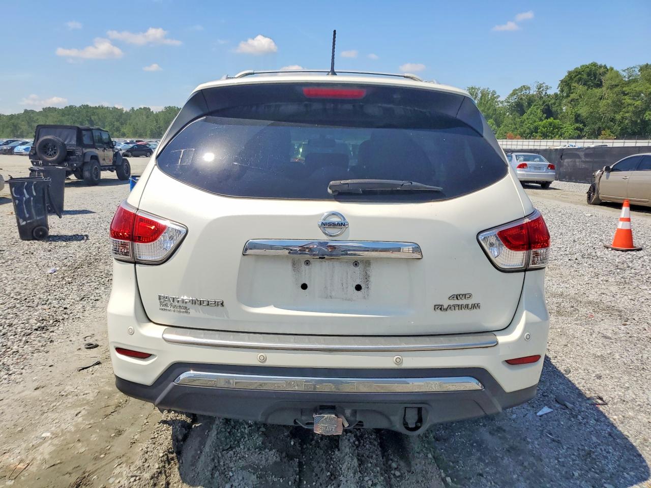 2015 Nissan Pathfinder S White vin: 5N1AR2MM6FC662204
