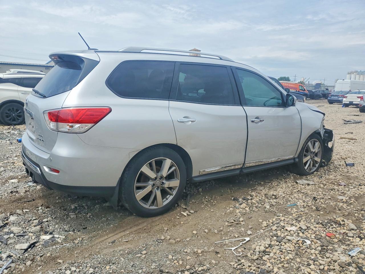 2013 Nissan Pathfinder S Silver vin: 5N1AR2MM7DC672642