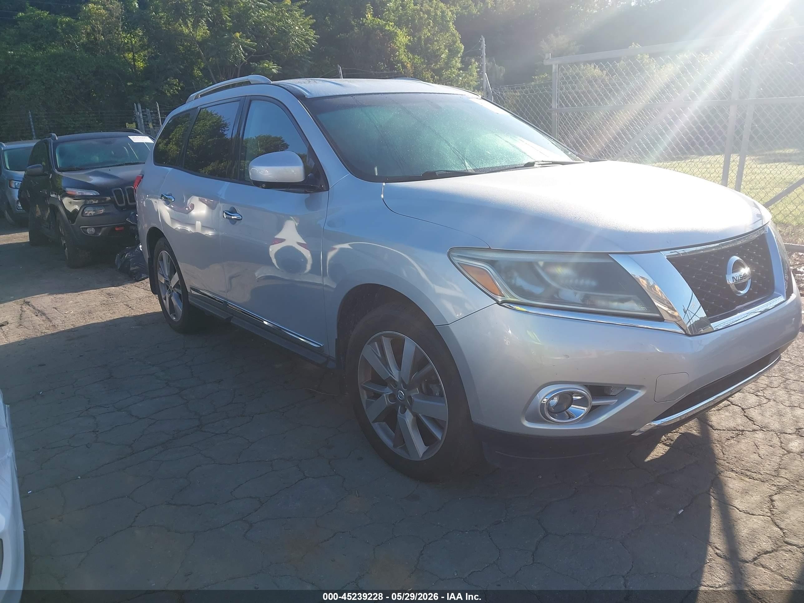 2014 Nissan Pathfinder Platinum Silver vin: 5N1AR2MM7EC609199