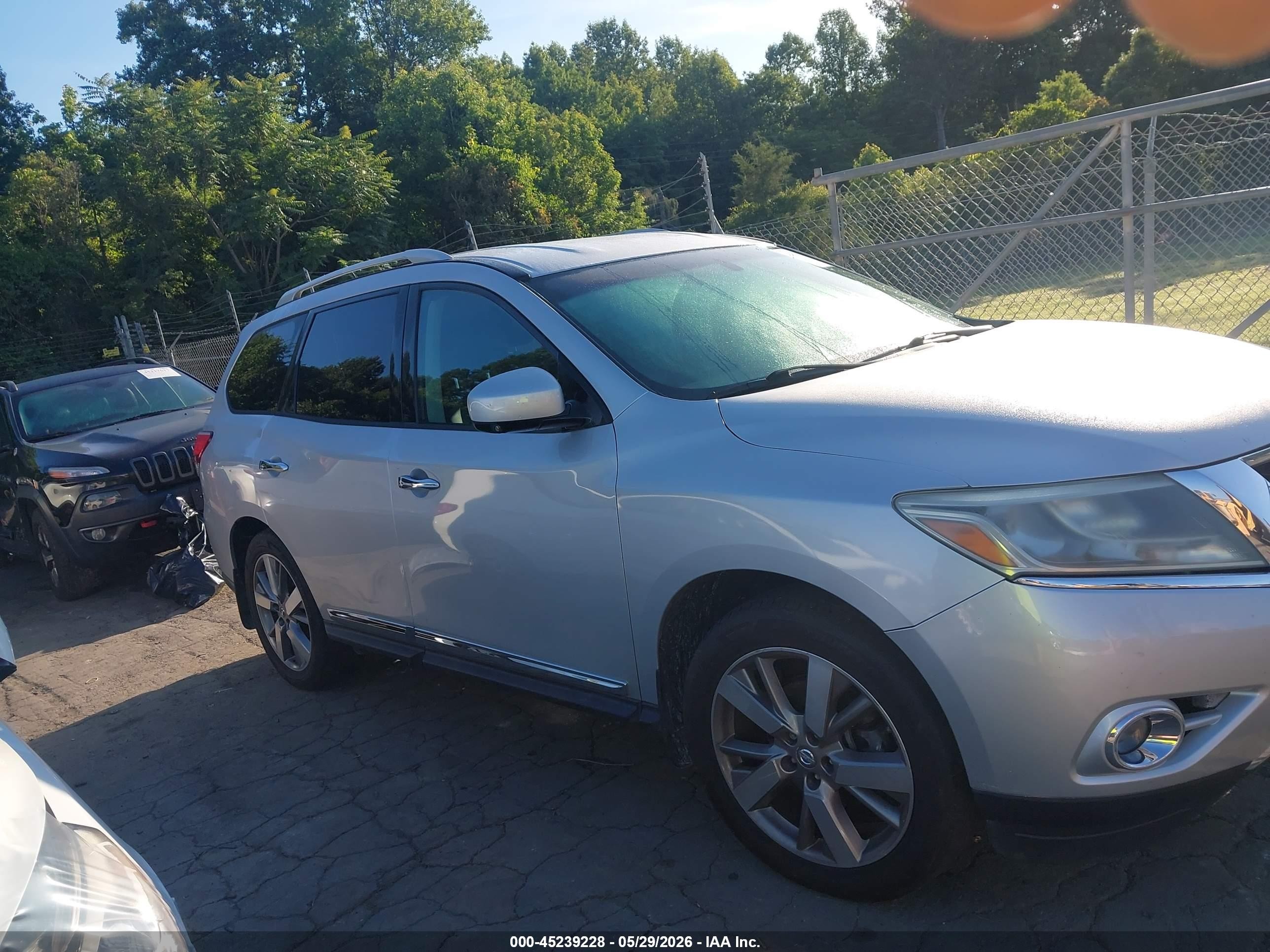 2014 Nissan Pathfinder Platinum Silver vin: 5N1AR2MM7EC609199