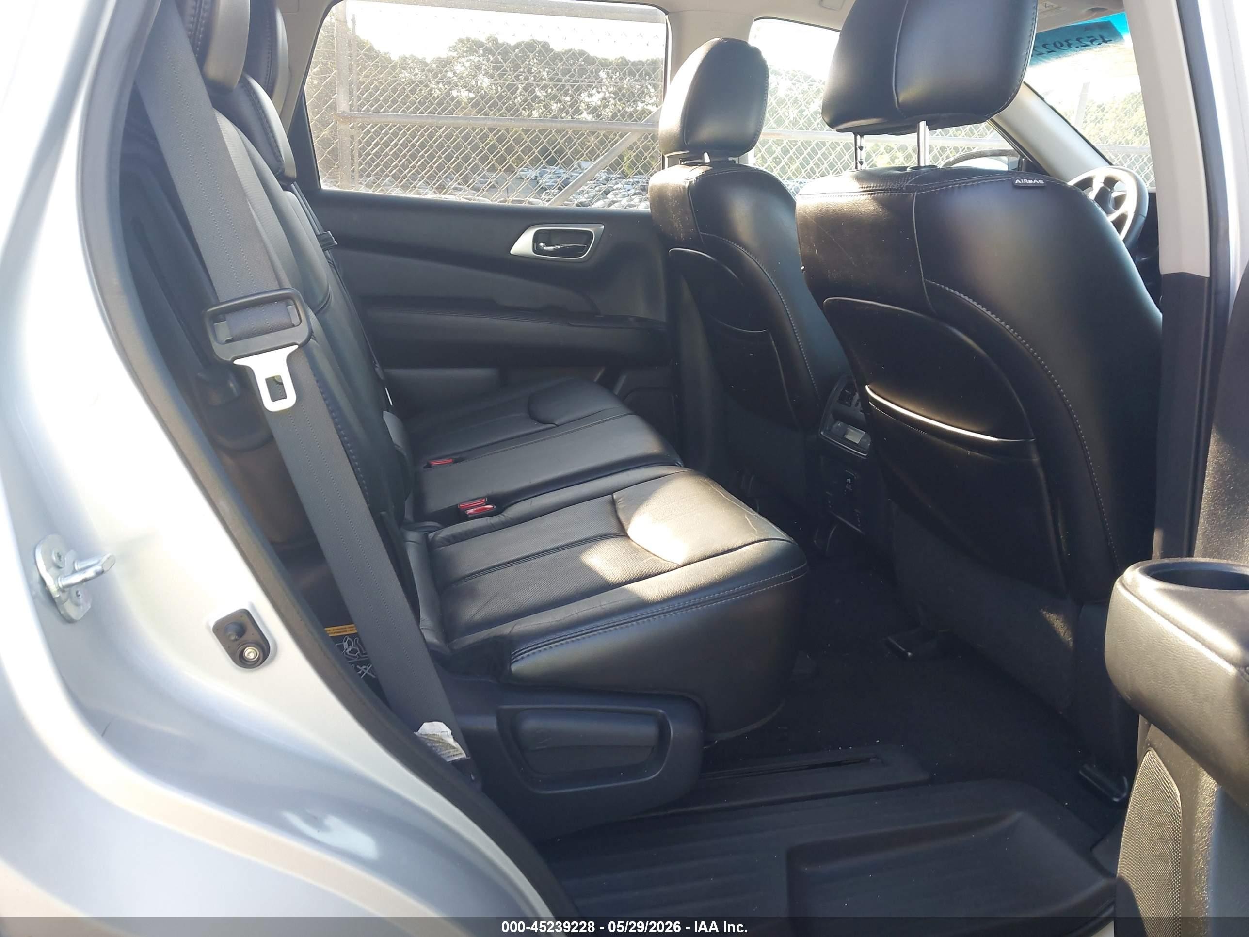 2014 Nissan Pathfinder Platinum Silver vin: 5N1AR2MM7EC609199