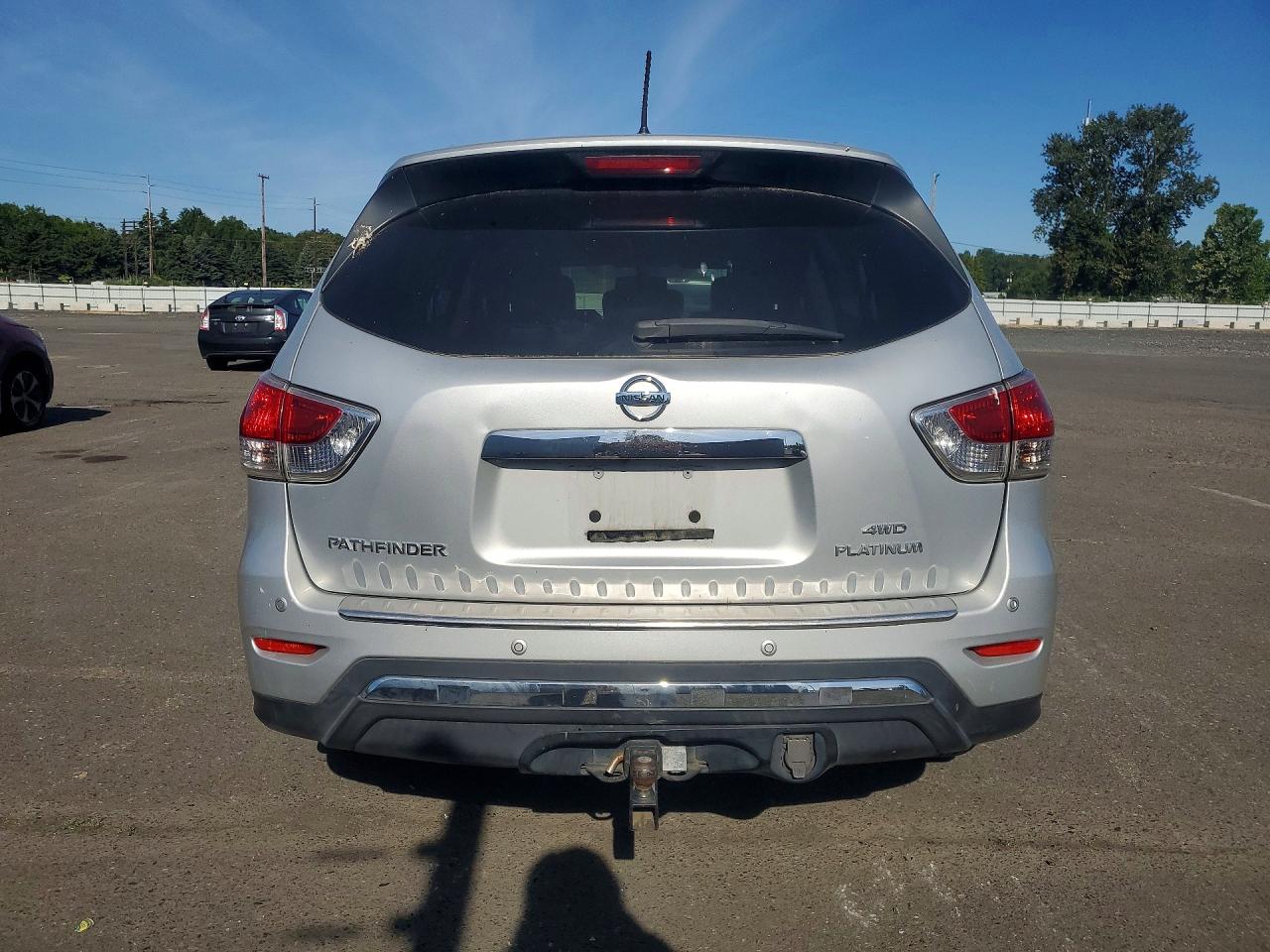 2014 Nissan Pathfinder S Silver vin: 5N1AR2MM7EC621899
