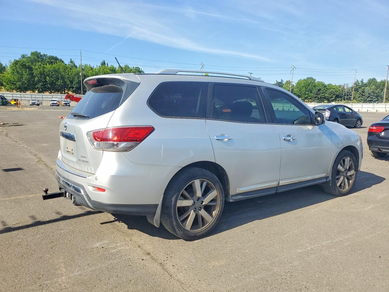 2014 Nissan Pathfinder S Silver vin: 5N1AR2MM7EC621899