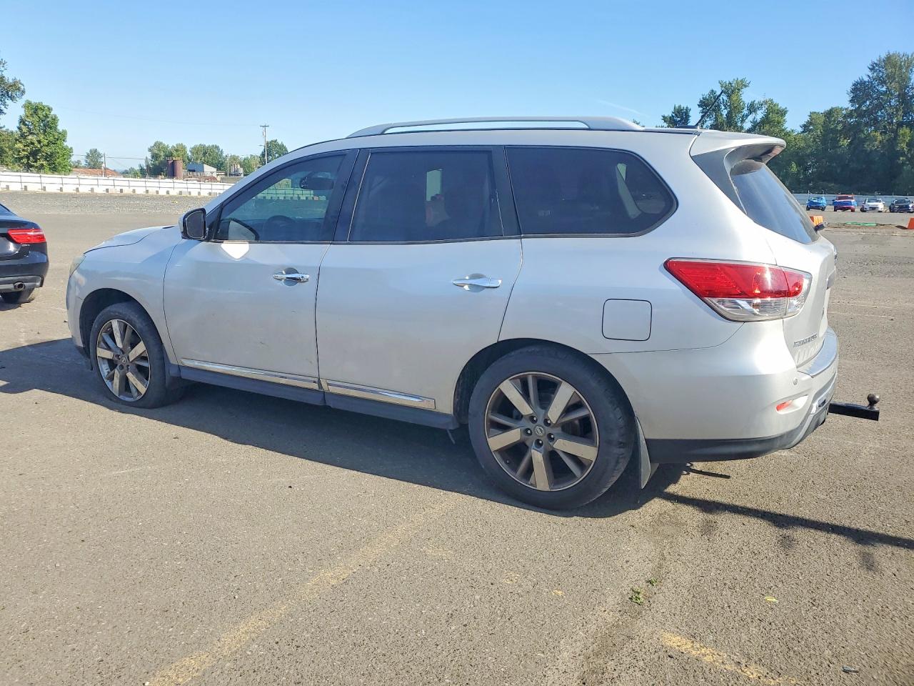 2014 Nissan Pathfinder S Silver vin: 5N1AR2MM7EC621899