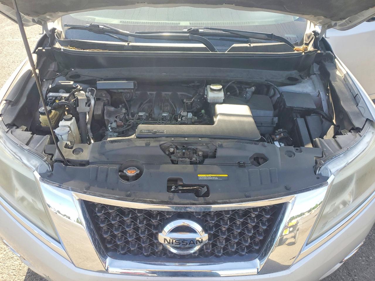 2014 Nissan Pathfinder S Silver vin: 5N1AR2MM7EC621899
