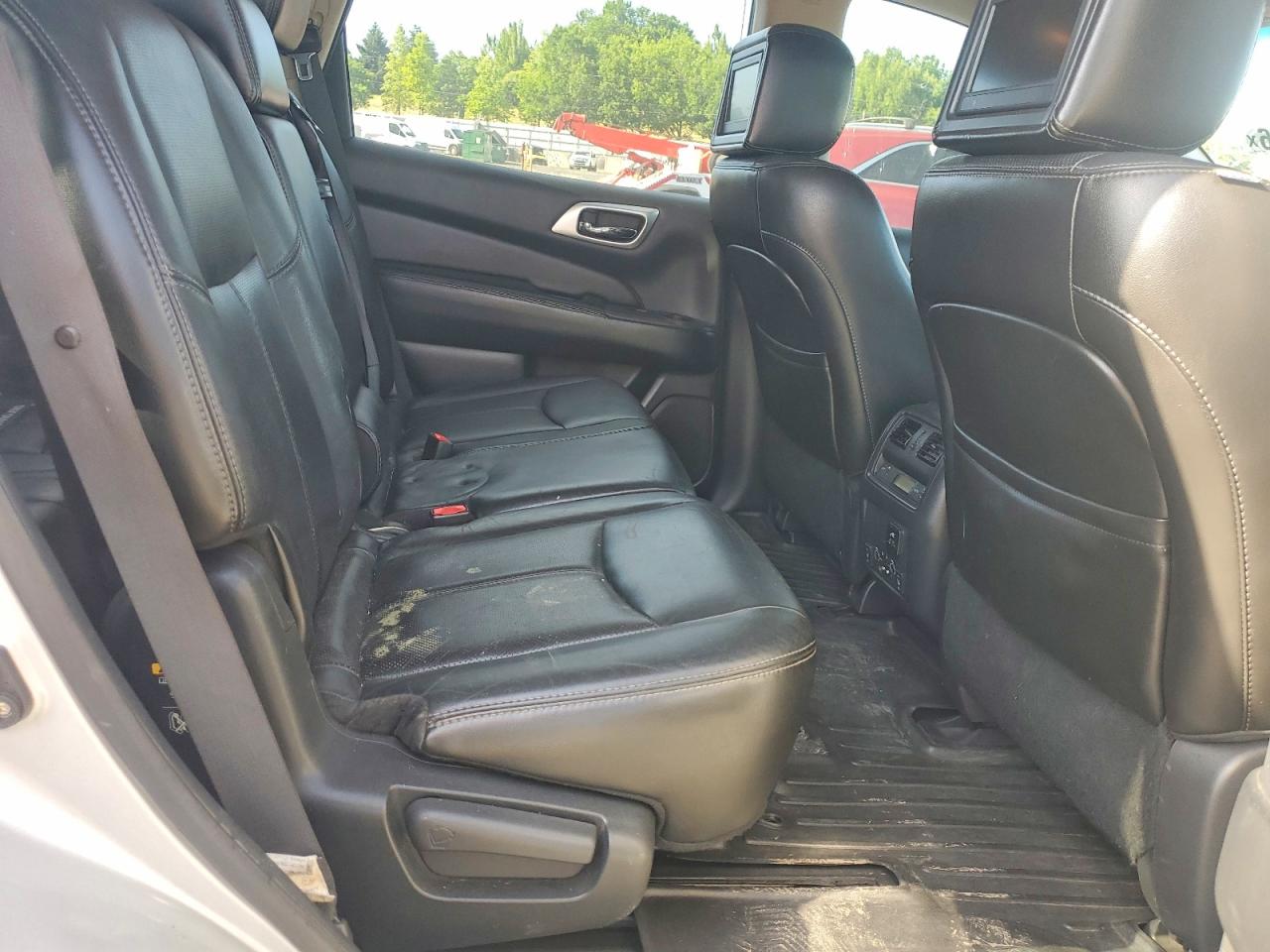 2014 Nissan Pathfinder S Silver vin: 5N1AR2MM7EC621899