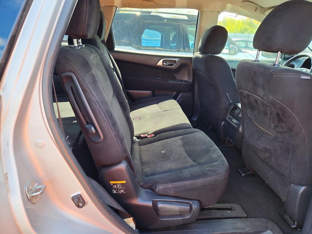 2015 Nissan Pathfinder S Silver vin: 5N1AR2MM7FC671574