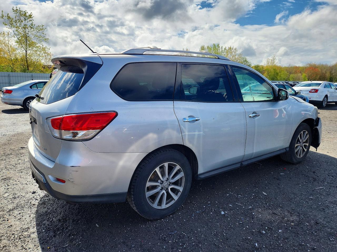 2015 Nissan Pathfinder S Silver vin: 5N1AR2MM7FC671574