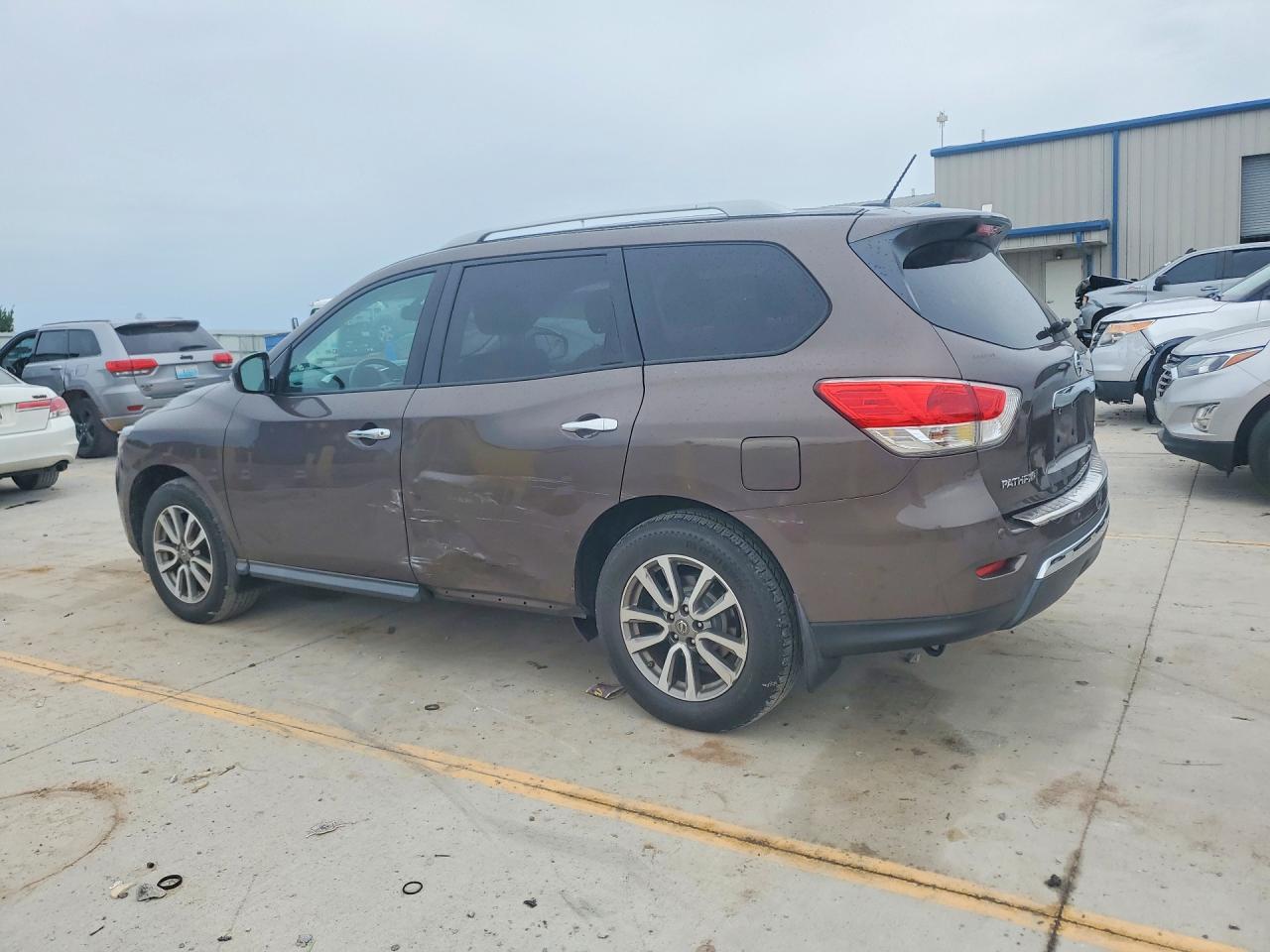 2015 Nissan Pathfinder Sv Brown vin: 5N1AR2MM7FC719901
