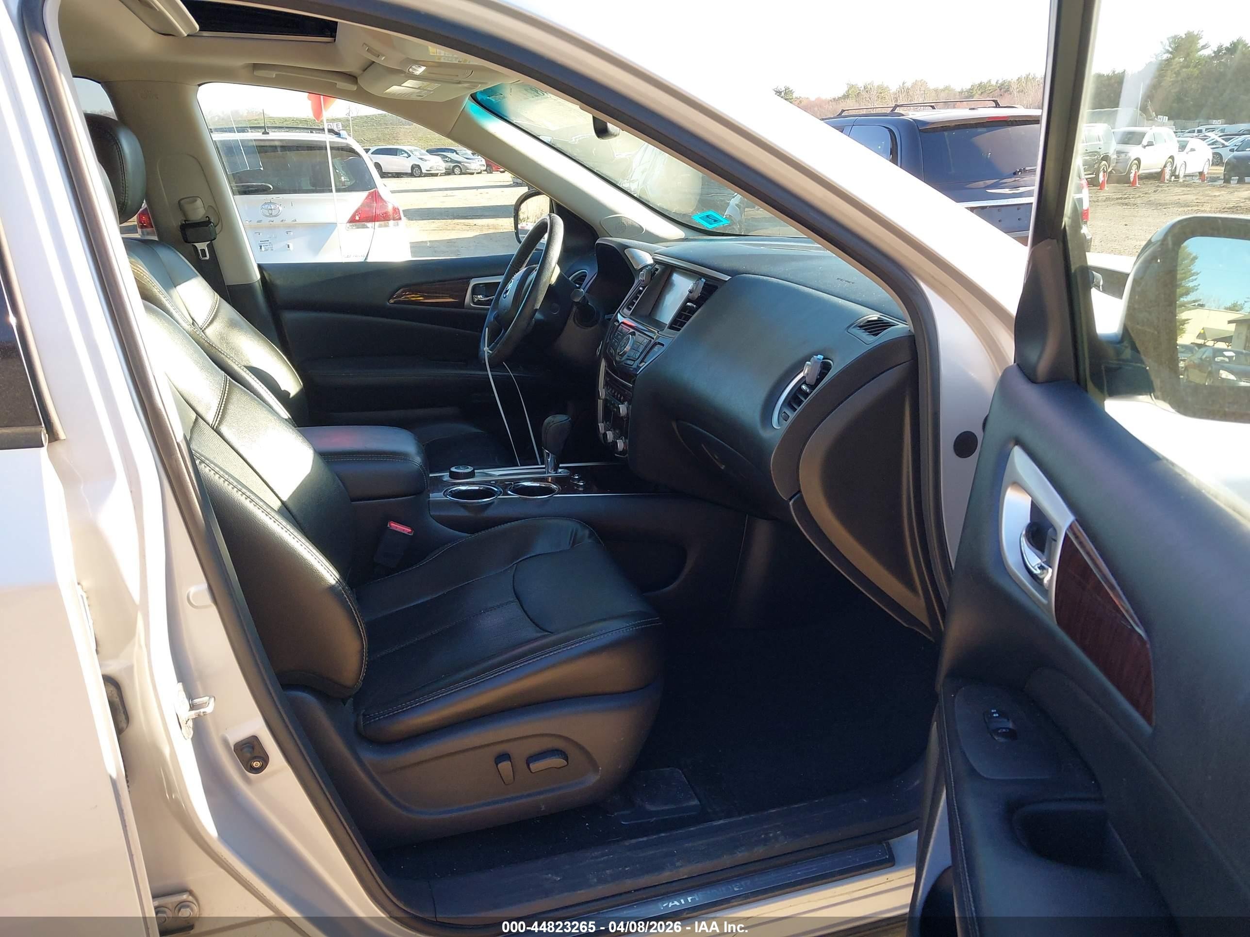 2014 Nissan Pathfinder Platinum Silver vin: 5N1AR2MM9EC687404