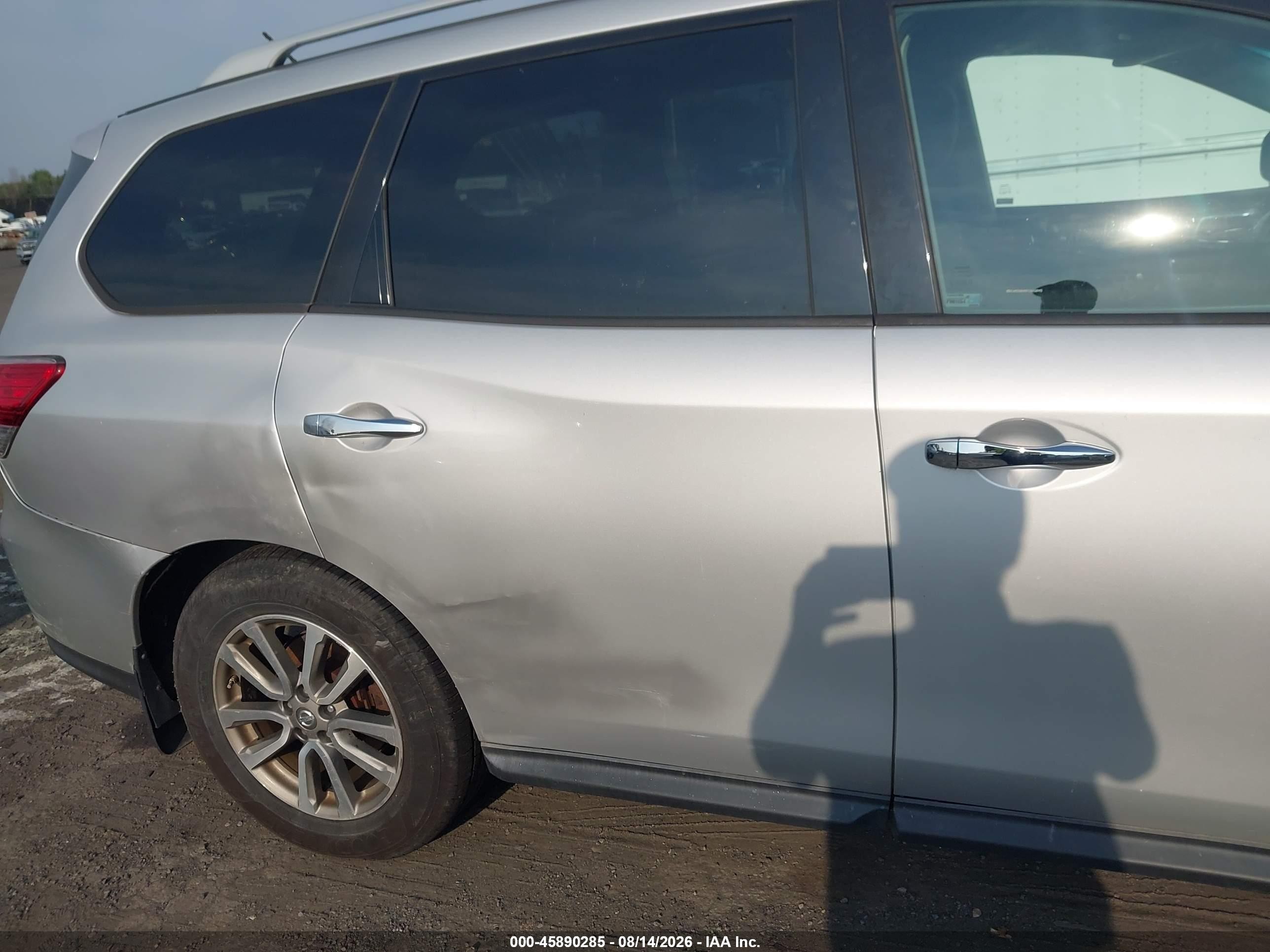 2015 Nissan Pathfinder S Silver vin: 5N1AR2MM9FC646045